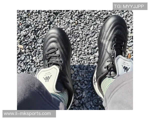 将足球鞋融入日常穿搭打造时尚休闲风格的新选择 将足球鞋融入日常穿搭打造时尚休闲风格的新选择